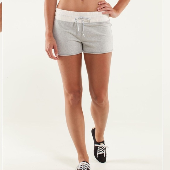 Lululemon Blissed Out Shorts Women’s 4 Light Gray - Picture 1 of 9